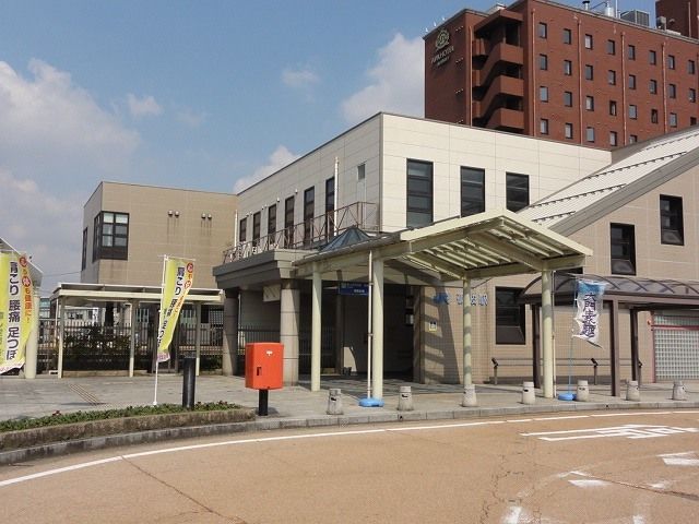 近くの砺波駅まで1,100m（徒歩14分）