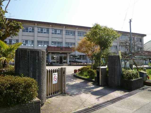 近くの丹生小学校まで1,100m(徒歩14分)