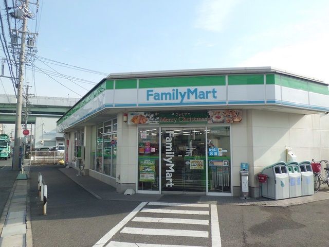 近くのファミリーマート大高折戸店まで1,400m（徒歩18分）