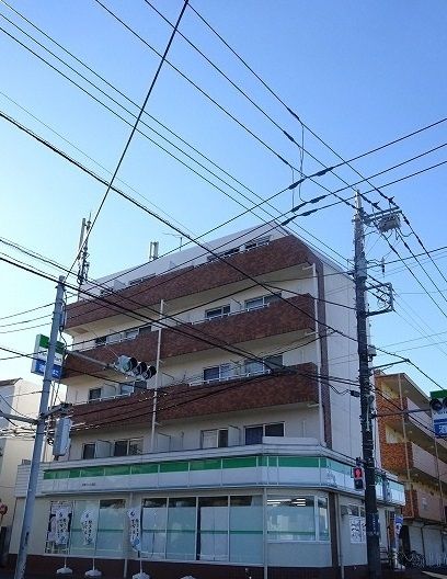 近くのファミリーマートまで350m（徒歩5分）