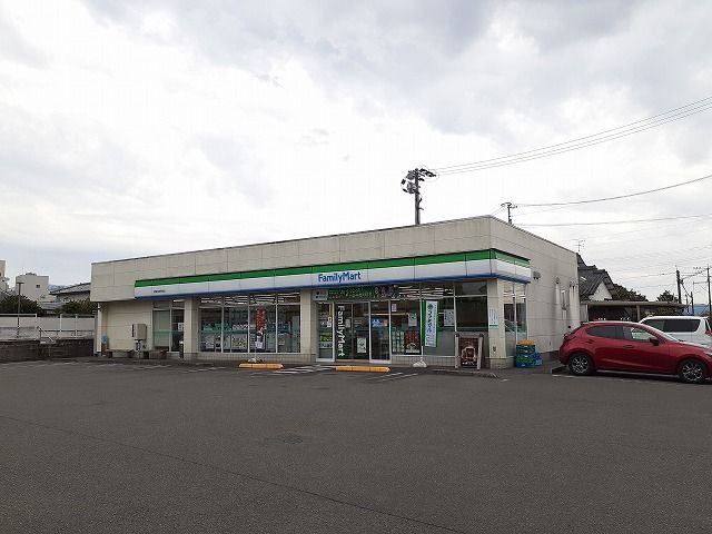 近くのファミリーマート都城市役所前店まで700m（徒歩9分）