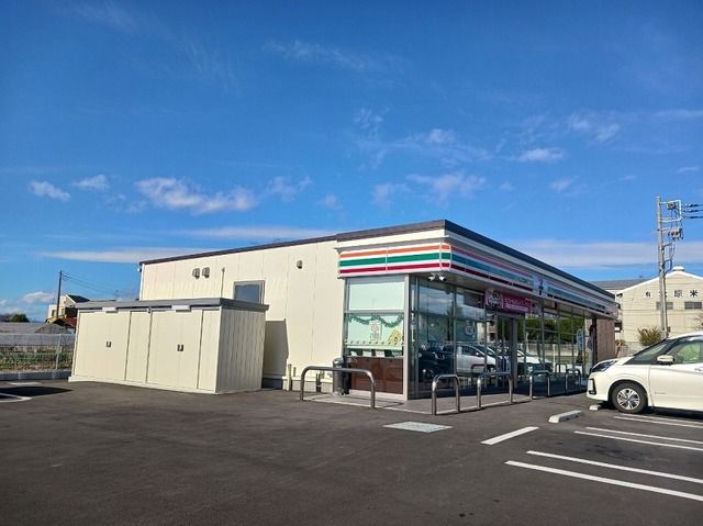 近くのセブンイレブン茂木町店まで500m（徒歩7分）