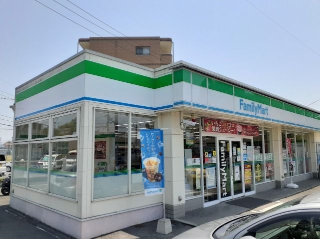 近くのファミリーマート玉名岩崎店まで750m(徒歩10分)