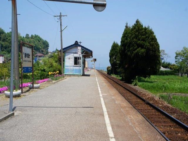 近くの氷見線「越中国分駅」まで860m(徒歩11分)