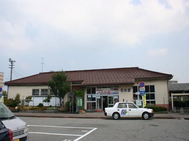 近くの駅まで1,400m（徒歩18分）
