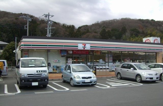 近くのセブンイレブン駿東小山町菅沼東まで600m（徒歩8分）