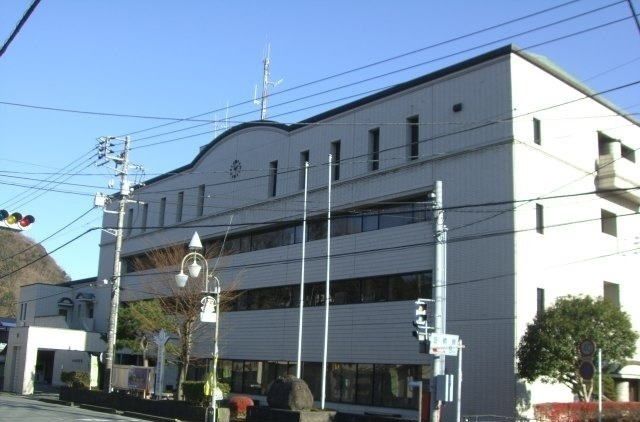 近くの小山町役場まで2,100m（徒歩27分）