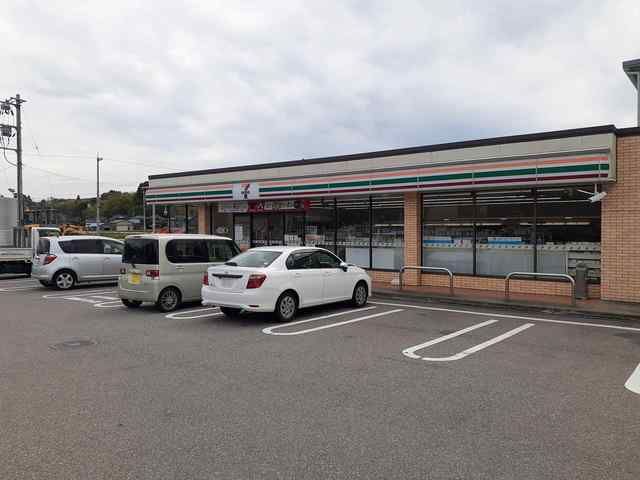 近くのセブンイレブン氷見上泉店まで1,000m（徒歩13分）