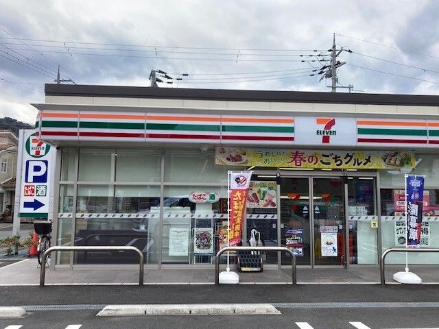 近くのセブンイレブン 舞鶴亀岩店まで500m（徒歩7分）
