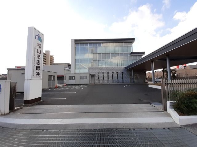 近くの松山市医師会様まで500m（徒歩7分）