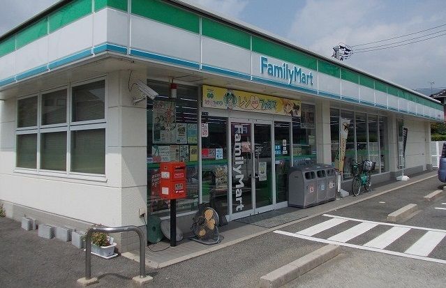 近くのファミリーマートまで750m(徒歩10分)