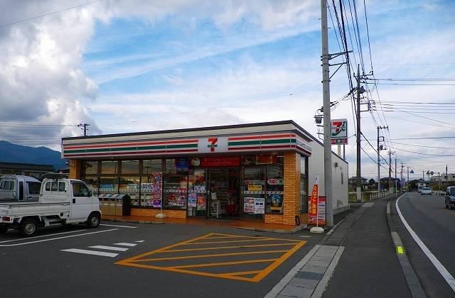 近くのコンビニまで850m（徒歩11分）