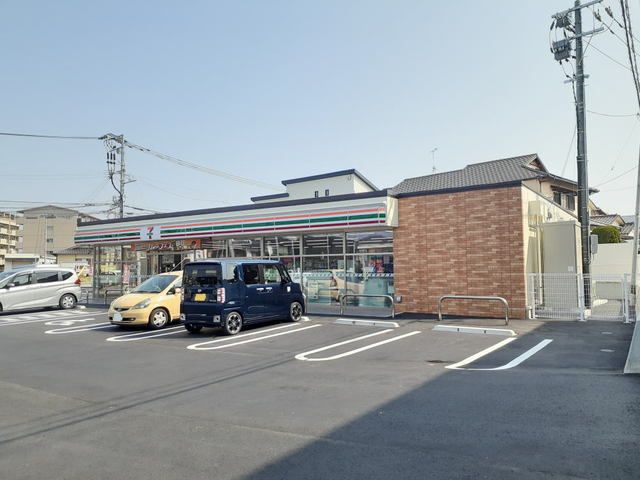 近くのセブンイレブン粕屋若宮1丁目店まで700m（徒歩9分）