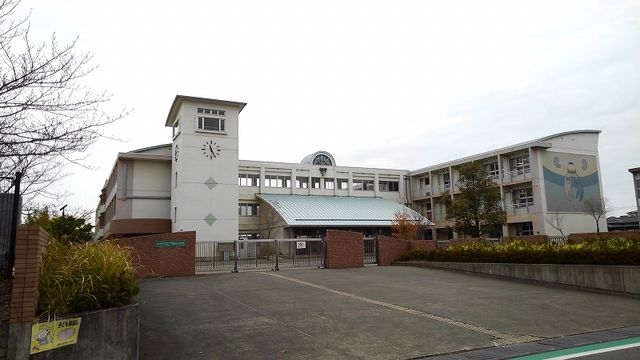 近くの下郡小学校まで900m（徒歩12分）
