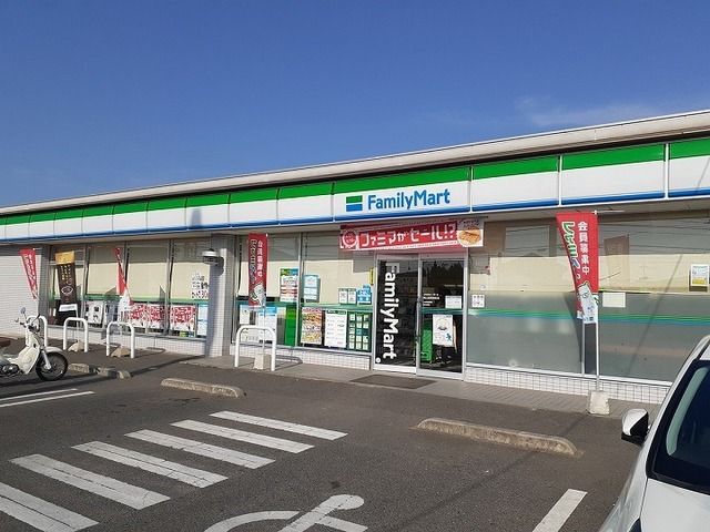 近くのコンビニまで700m（徒歩9分）