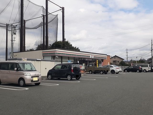 近くのコンビニまで400m（徒歩5分）