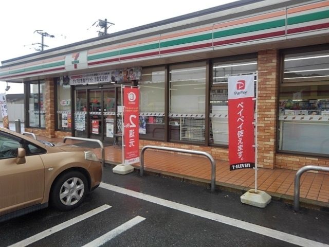 近くのコンビニまで390m（徒歩5分）