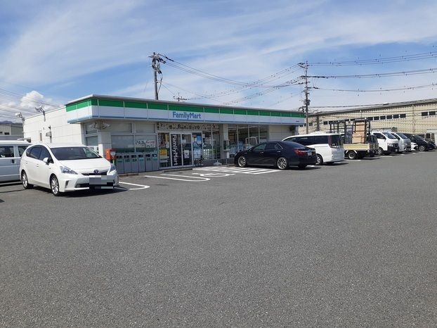 近くのファミリーマート基山長野店まで280m（徒歩4分）