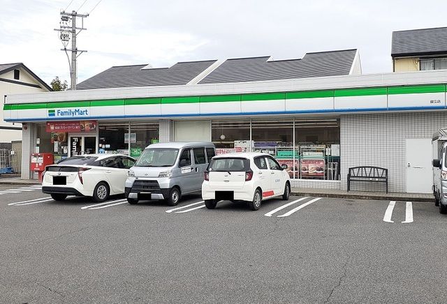 近くのファミリーマートまで950m（徒歩12分）