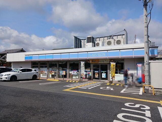 近くのコンビニまで610m（徒歩8分）
