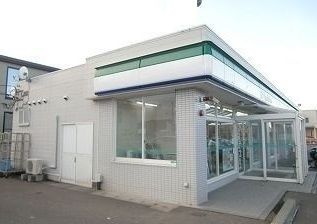 近くのファミリーマート八戸ＮＴ西店まで450m（徒歩6分）