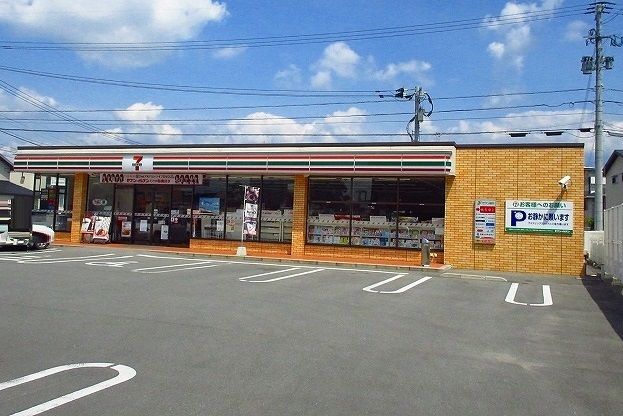 近くのコンビニまで190m（徒歩3分）