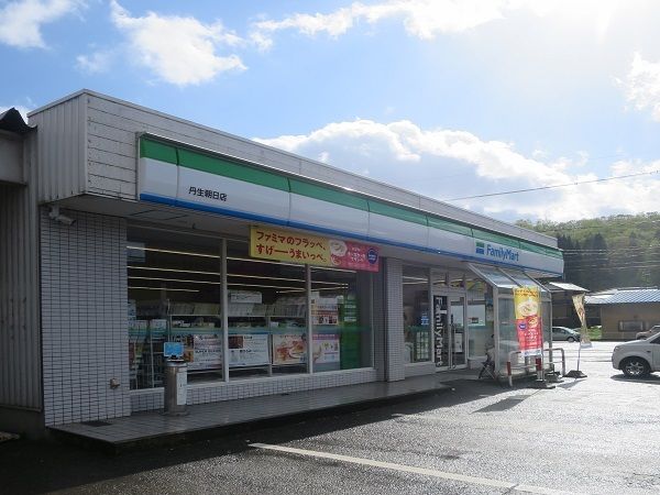 近くのファミリーマートまで800m(徒歩10分)