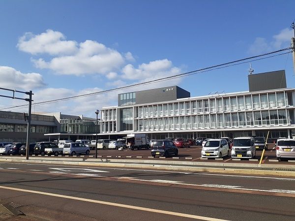 近くの役所まで350m（徒歩5分）