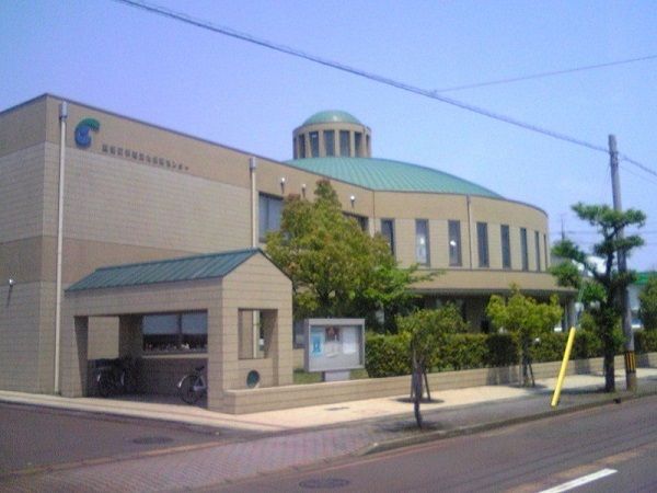 近くの図書館まで1,100m（徒歩14分）