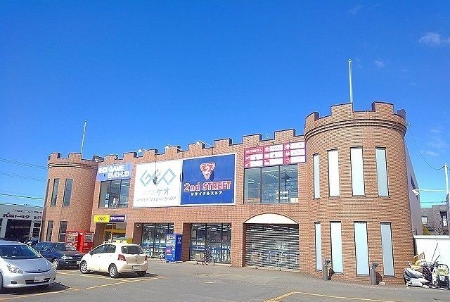 近くのゲオ新琴似四番通店まで1,100m（徒歩14分）