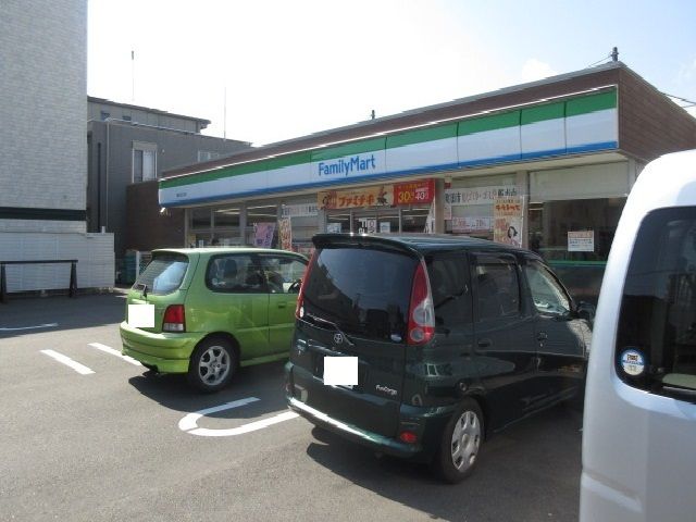 近くのファミリーマートまで750m(徒歩10分)