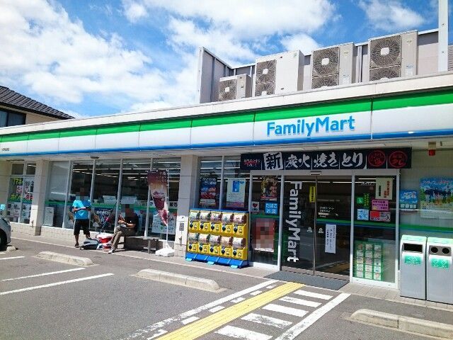 近くのファミリーマート様まで170m（徒歩3分）