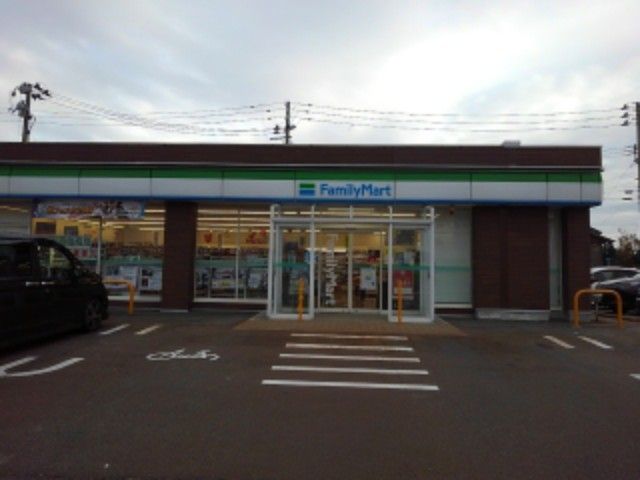近くのファミリーマート阿賀野南安野店まで900m（徒歩12分）