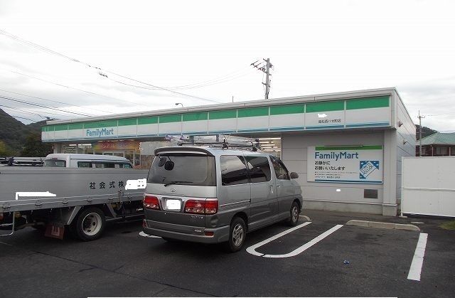 近くのファミリーマート様まで1,300m（徒歩17分）