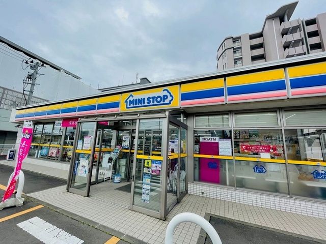 近くのミニストップ杜せきのした店まで850m（徒歩11分）