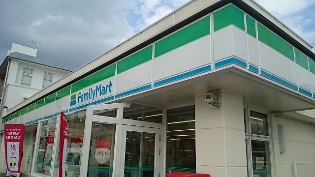 近くのファミリーマート宜保中央店まで350m（徒歩5分）