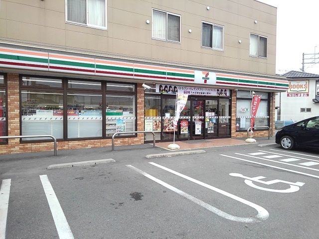 近くのコンビニまで840m（徒歩11分）