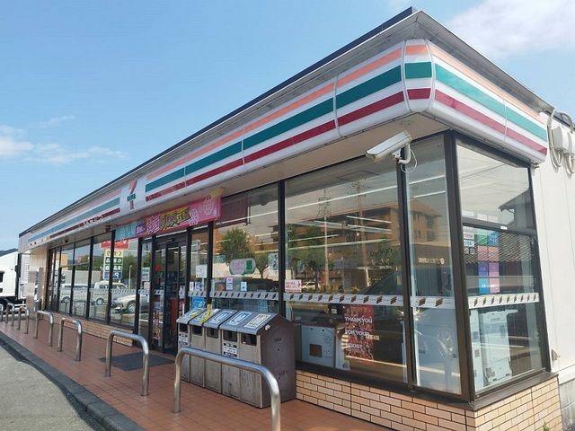 近くのセブンイレブンまで550m（徒歩7分）