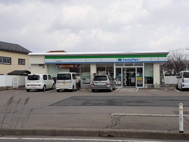 近くのファミリーマート鶴岡城南町店まで500m(徒歩7分)