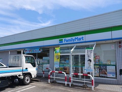 近くのファミリーマート入善下上野店まで550m(徒歩7分)