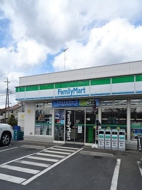 近くのファミリーマート福生北田園店まで210m（徒歩3分）