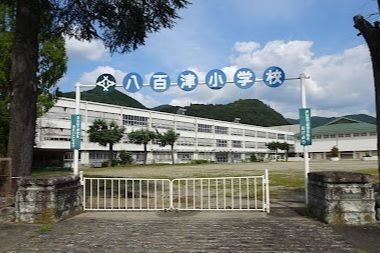 近くの小学校まで900m（徒歩12分）