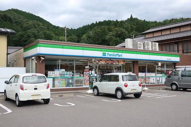 近くのファミリーマートまで900m(徒歩12分)