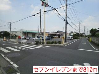 近くのセブンイレブンまで810m（徒歩11分）