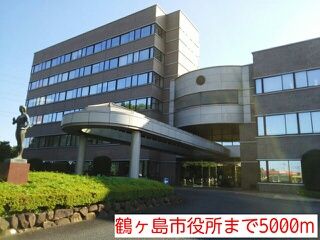 近くの鶴ヶ島市役所まで5,000m（徒歩63分）