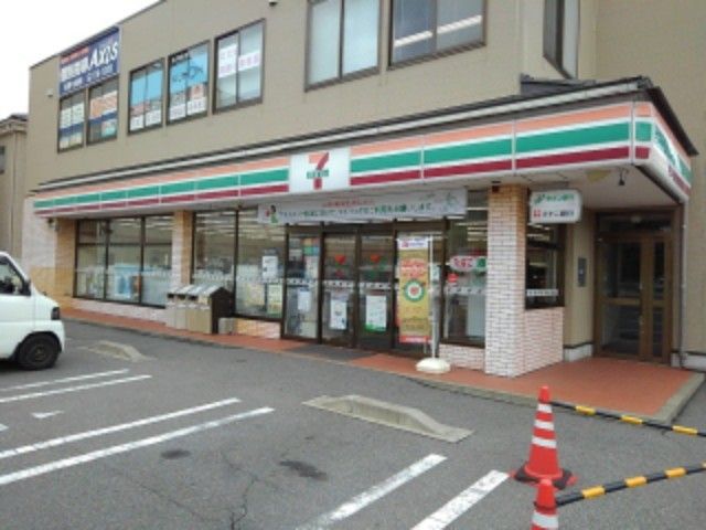 近くのセブンイレブン七瀬店まで300m（徒歩4分）