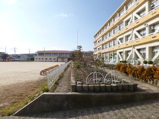 近くの豊山町立　新栄小学校まで800m（徒歩10分）
