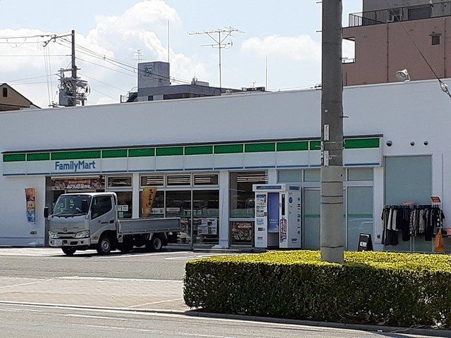 近くのファミリーマート様まで227m(徒歩3分)