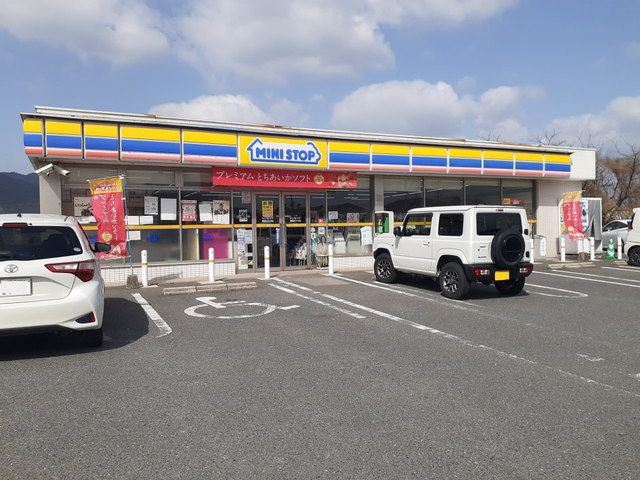 近くのミニストップ福岡田村3丁目店まで550m（徒歩7分）