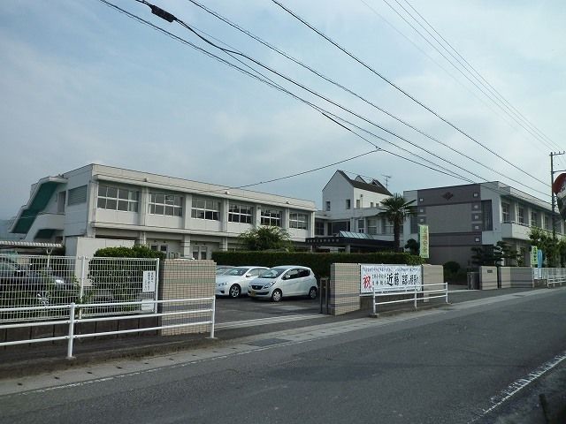 近くの小学校まで590m（徒歩8分）